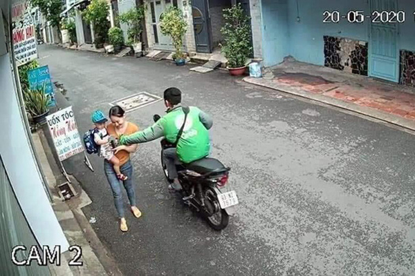 Tài xế GrabBike cướp giật điện thoại của người mẹ bồng con nhỏ ở Sài Gòn khai gì?-5