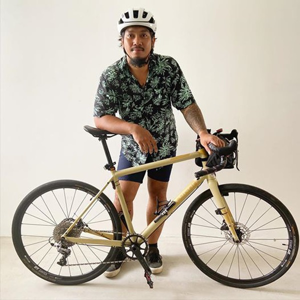 Phản ứng xuất thần cứu đứa bé khỏi xe tải đang lao tới, người đàn ông không được cảm ơn còn bị dân mạng khẩu nghiệp-3