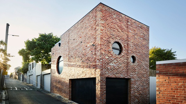 Nhà gạch nung độc lạ bố mẹ xây tặng con gái ở Úc khiến ai nhìn cũng mê”-1