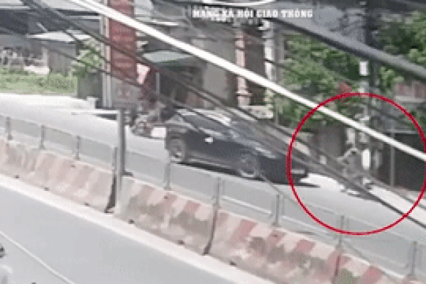 Xe máy lộn nhiều vòng sau khi tránh ôtô đi ngược chiều