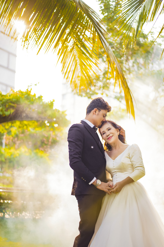 Cô dâu 65 tuổi lấy chồng ngoại 24 tuổi khoe ảnh cưới cực ngầu sau khi gặp mặt cặp đôi vợ chồng 62 - 26-4