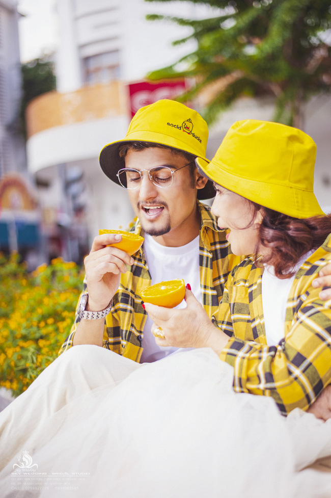 Cô dâu 65 tuổi lấy chồng ngoại 24 tuổi khoe ảnh cưới cực ngầu sau khi gặp mặt cặp đôi vợ chồng 62 - 26-8