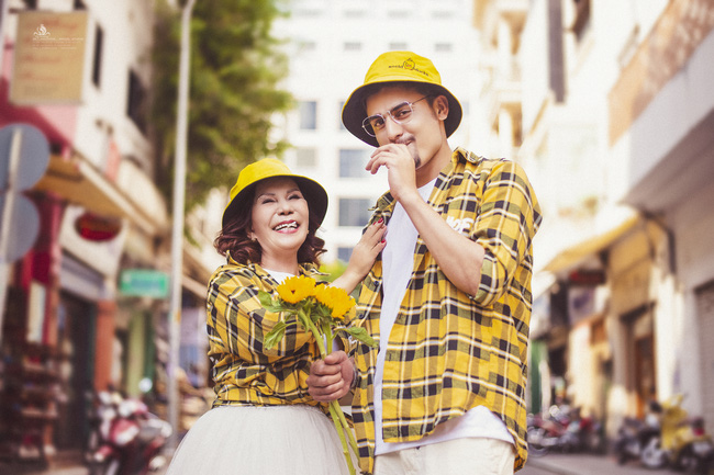 Cô dâu 65 tuổi lấy chồng ngoại 24 tuổi khoe ảnh cưới cực ngầu sau khi gặp mặt cặp đôi vợ chồng 62 - 26-10