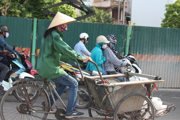 Hà Nội nắng nóng 40 độ: Làm từ 5h sáng, 9h đã thở dốc muốn ngất ngay tại chỗ làm-7