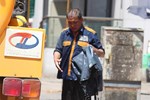 Ảnh: Nhiệt độ ngoài đường tại Hà Nội lên tới 50 độ C, người dân trùm khăn áo kín mít di chuyển trên phố-19