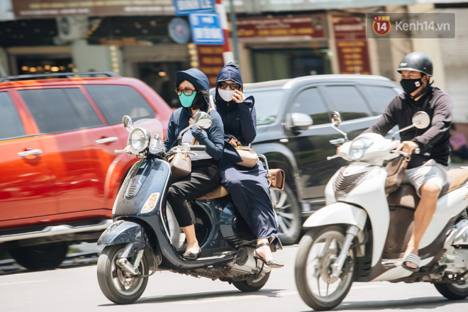 Ảnh: Nhiệt độ ngoài đường tại Hà Nội lên tới 50 độ C, người dân trùm khăn áo kín mít di chuyển trên phố-1