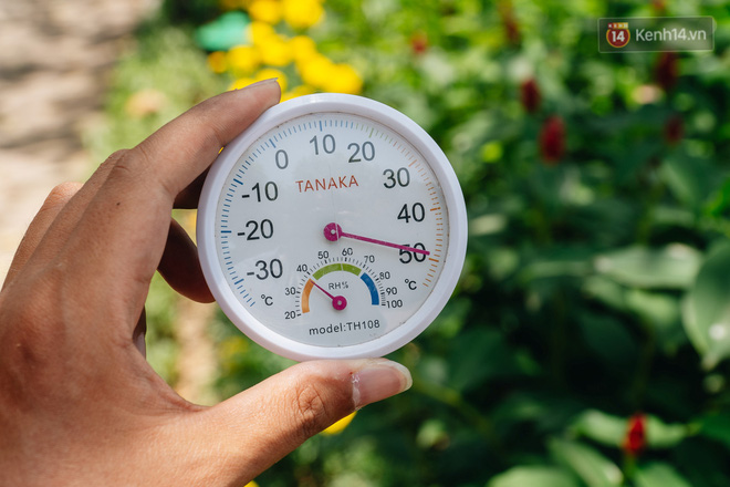 Ảnh: Nhiệt độ ngoài đường tại Hà Nội lên tới 50 độ C, người dân trùm khăn áo kín mít di chuyển trên phố-2