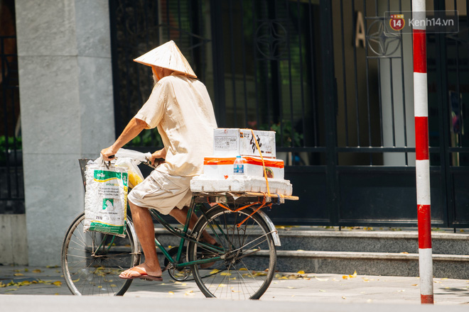 Ảnh: Nhiệt độ ngoài đường tại Hà Nội lên tới 50 độ C, người dân trùm khăn áo kín mít di chuyển trên phố-3