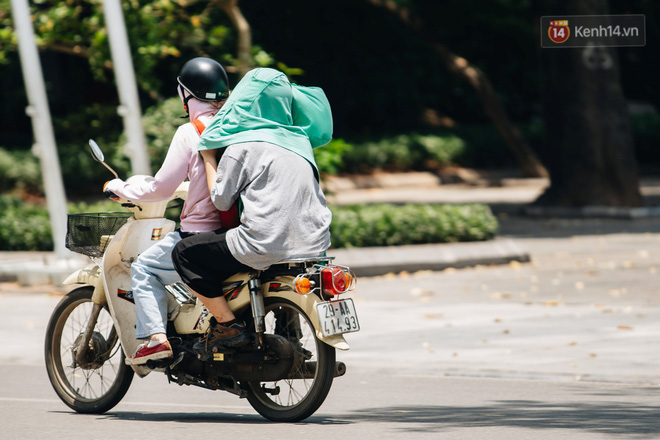 Ảnh: Nhiệt độ ngoài đường tại Hà Nội lên tới 50 độ C, người dân trùm khăn áo kín mít di chuyển trên phố-4