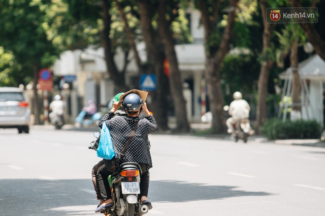 Ảnh: Nhiệt độ ngoài đường tại Hà Nội lên tới 50 độ C, người dân trùm khăn áo kín mít di chuyển trên phố-5