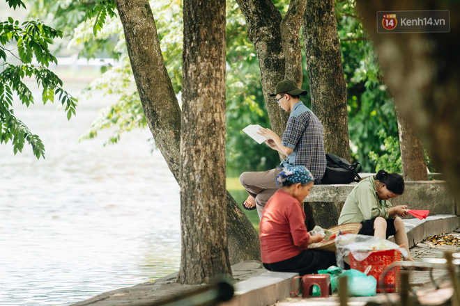Ảnh: Nhiệt độ ngoài đường tại Hà Nội lên tới 50 độ C, người dân trùm khăn áo kín mít di chuyển trên phố-12