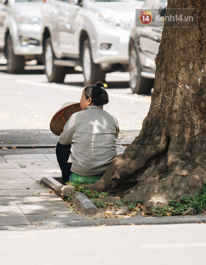 Ảnh: Nhiệt độ ngoài đường tại Hà Nội lên tới 50 độ C, người dân trùm khăn áo kín mít di chuyển trên phố-13