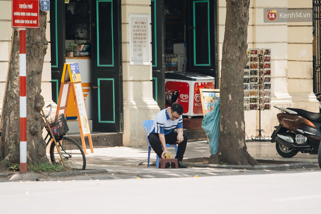 Ảnh: Nhiệt độ ngoài đường tại Hà Nội lên tới 50 độ C, người dân trùm khăn áo kín mít di chuyển trên phố-15