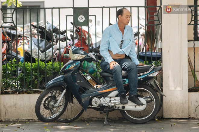 Ảnh: Nhiệt độ ngoài đường tại Hà Nội lên tới 50 độ C, người dân trùm khăn áo kín mít di chuyển trên phố-16