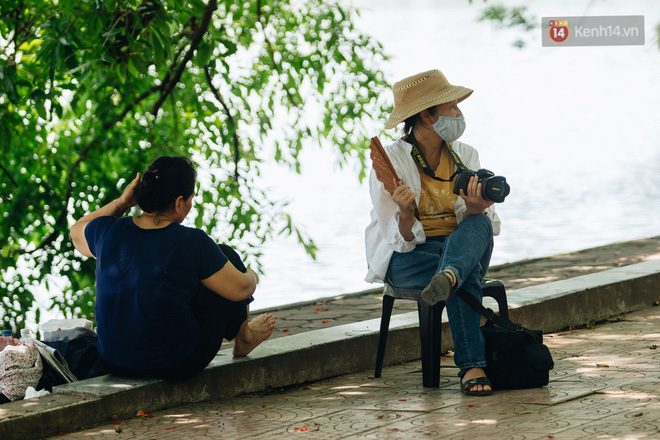 Ảnh: Nhiệt độ ngoài đường tại Hà Nội lên tới 50 độ C, người dân trùm khăn áo kín mít di chuyển trên phố-17