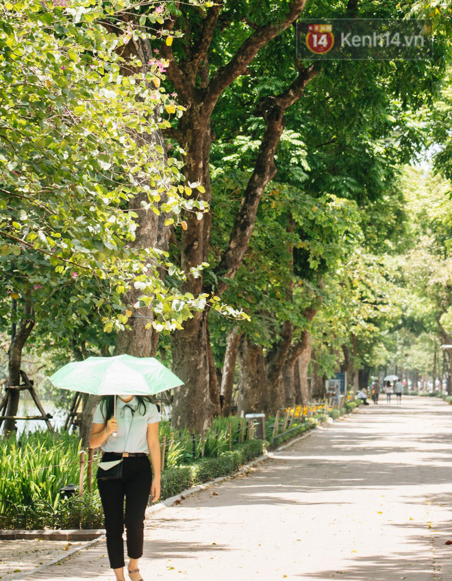 Ảnh: Nhiệt độ ngoài đường tại Hà Nội lên tới 50 độ C, người dân trùm khăn áo kín mít di chuyển trên phố-6