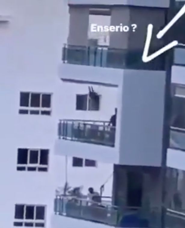 Ông bố đẩy xích đu cho con trên ban công nhà cao tầng, hàng xóm nhìn từ xa thôi cũng đủ rụng tim-2