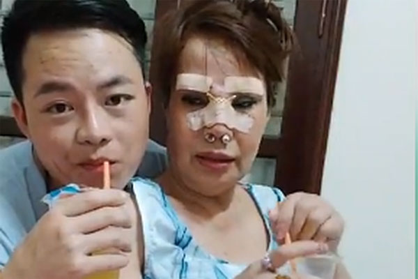 Thấy vợ 63 tuổi bị chỉ trích dao kéo nát mặt, chồng trẻ 25 khẩu chiến: Nhiều tiền ngại gì-5