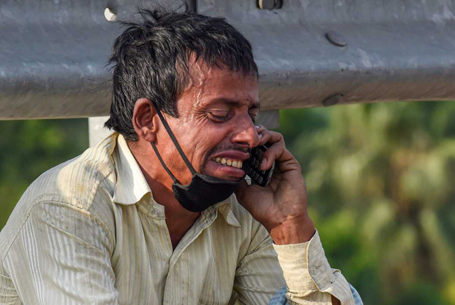 Câu chuyện đằng sau bức ảnh người cha khắc khổ bật khóc bên đường khi hay tin con ốm mà không có tiền về nhà gây chấn động thế giới-2