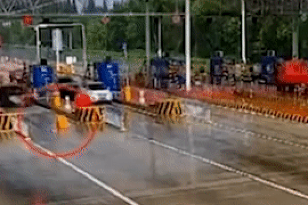 Ôtô cố vượt trạm thu phí đâm vào cột chắn rồi lật ngửa