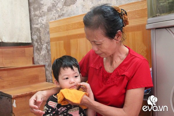 Ánh mắt sau song sắt của 3 đứa trẻ không được đến trường, không được khai sinh giữa Hà Nội-4