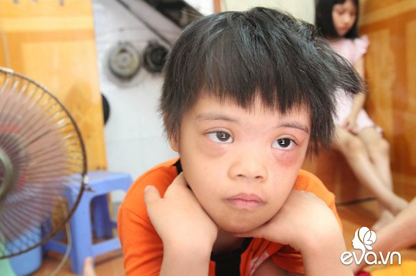 Ánh mắt sau song sắt của 3 đứa trẻ không được đến trường, không được khai sinh giữa Hà Nội-6