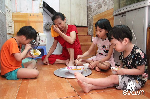 Ánh mắt sau song sắt của 3 đứa trẻ không được đến trường, không được khai sinh giữa Hà Nội-12