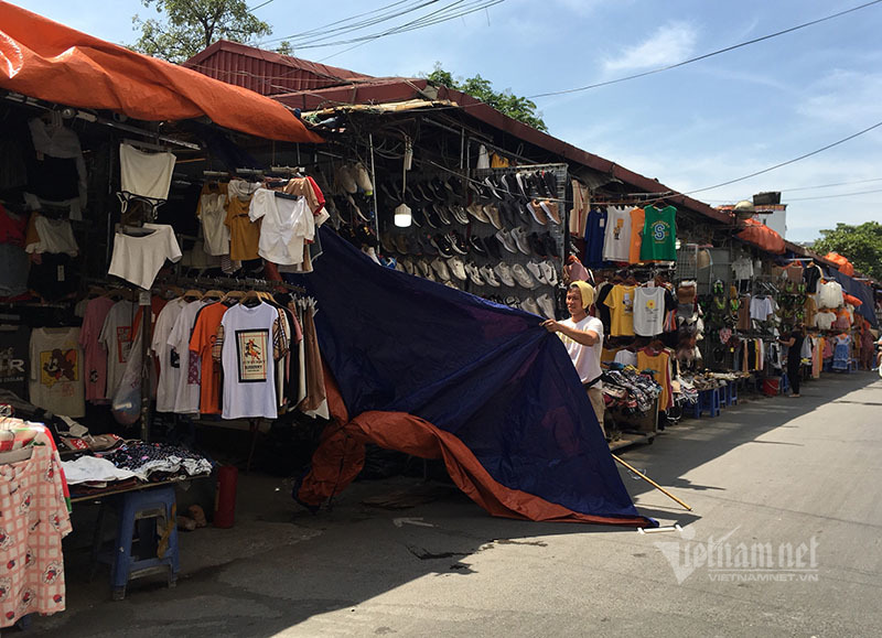 Nắng đổ lửa, chợ vắng tanh, hoa quả đắp chăn giữa trời 40 độ-5