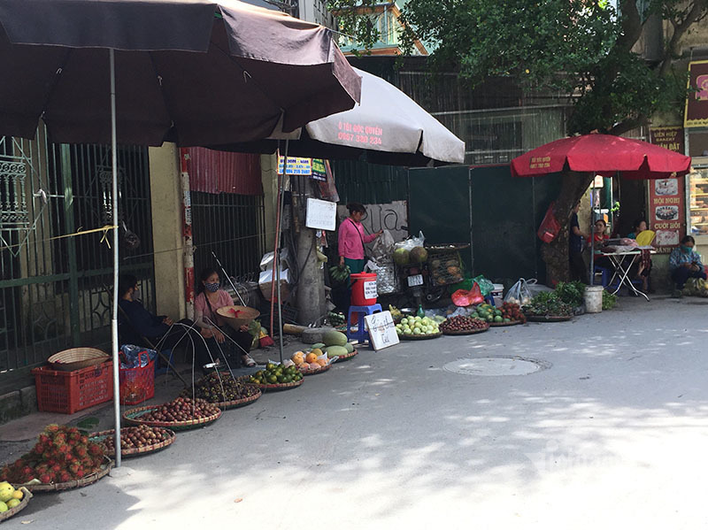 Nắng đổ lửa, chợ vắng tanh, hoa quả đắp chăn giữa trời 40 độ-7