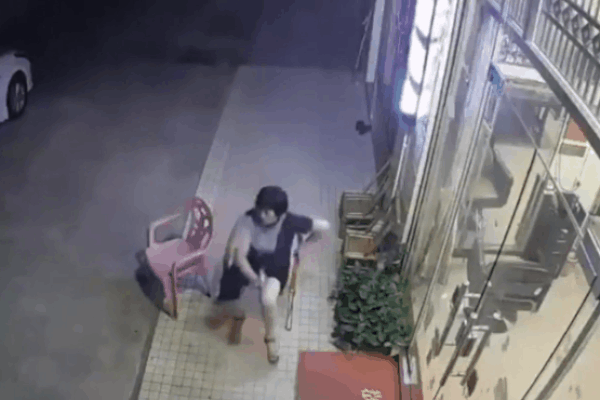 CLIP: Đang gọi đồ uống, cô gái giật mình bỏ chạy vì pha lọt khe xé gió của chiếc xe máy-1