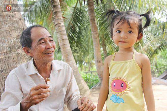 Vợ mất trên bàn mổ khi vừa sinh con gái, chồng chết lặng ôm 2 con khờ dại: Con bé cứ hỏi chừng nào mẹ mới dậy chơi với em-9