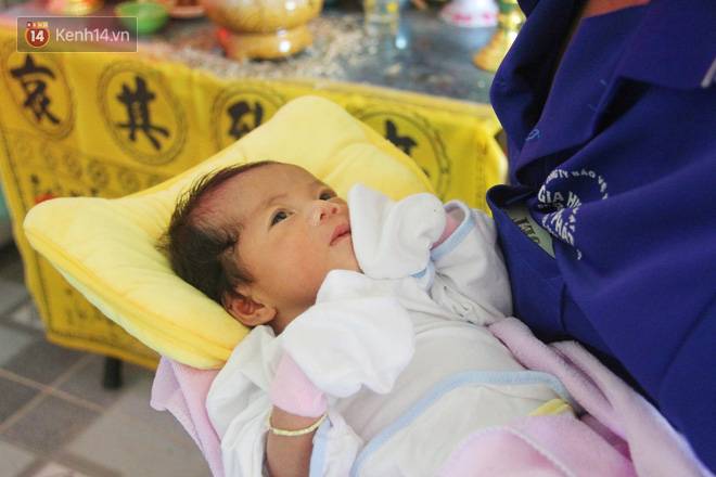 Vợ mất trên bàn mổ khi vừa sinh con gái, chồng chết lặng ôm 2 con khờ dại: Con bé cứ hỏi chừng nào mẹ mới dậy chơi với em-14