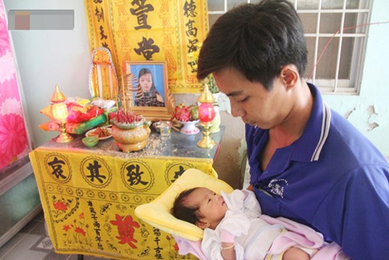 Vợ mất trên bàn mổ khi vừa sinh con gái, chồng chết lặng ôm 2 con khờ dại: 