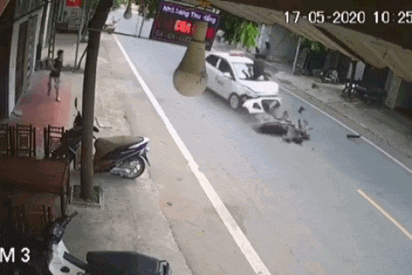 Sang đường bất cẩn, người đàn ông bị taxi hất lên capo