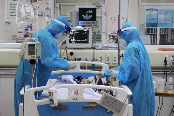 Sẽ xem xét cai ECMO cho phi công người Anh nếu vùng phổi hoạt động tăng lên 40%-2