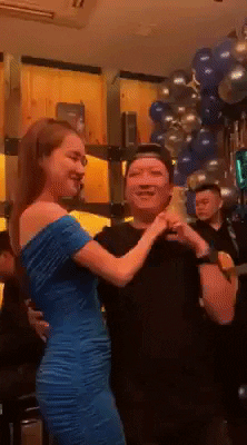 Nhã Phương diện váy bó sát sang chảnh trong sinh nhật tuổi 30 nhưng Trường Giang lại bất ngờ lệch tông vì diện dép tổ ong khiêu vũ-4