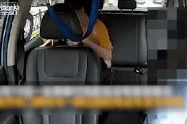 Hành động bất ngờ của tài xế taxi sau khi bị xe khác chắn đường-1