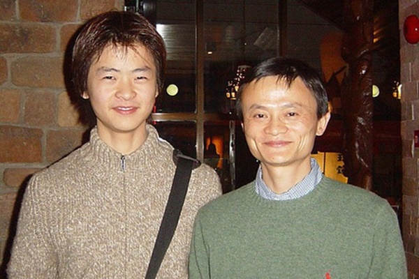 Người già xếp hàng dài nhận lì xì của Jack Ma vì tin giả-3