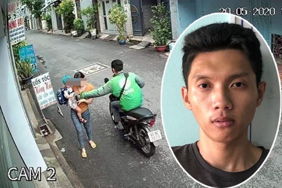 Tài xế GrabBike cướp giật điện thoại của người mẹ bồng con nhỏ ở Sài Gòn khai gì?
