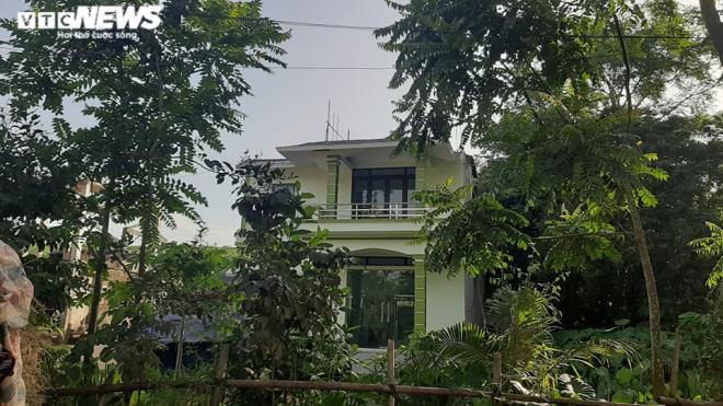 Chuyện khó tin ở Hòa Bình: Hộ cận nghèo ở nhà tầng khang trang, hộ thoát nghèo ở nhà sàn mục nát-1