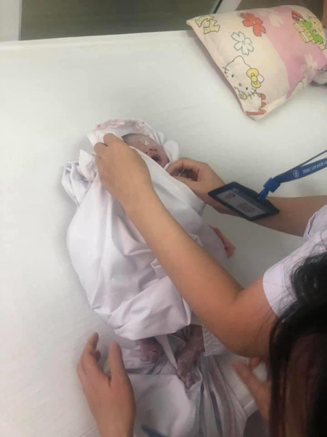 Nhờ ứng biến kịp thời trong lúc tắc đường, lái xe taxi và nhân viên tiêm chủng giúp sản phụ sinh con thành công-4