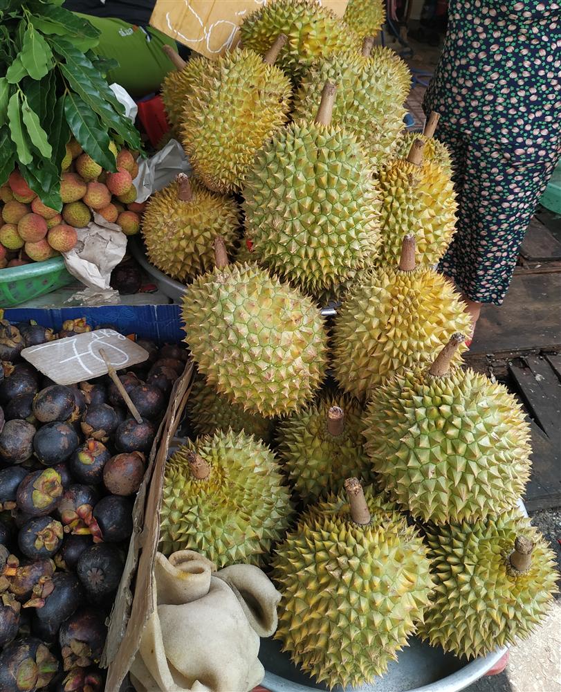 Sầu riêng ở Sài Gòn chẳng cần giải cứu mà nhiều nơi vẫn bán giá siêu mềm-5