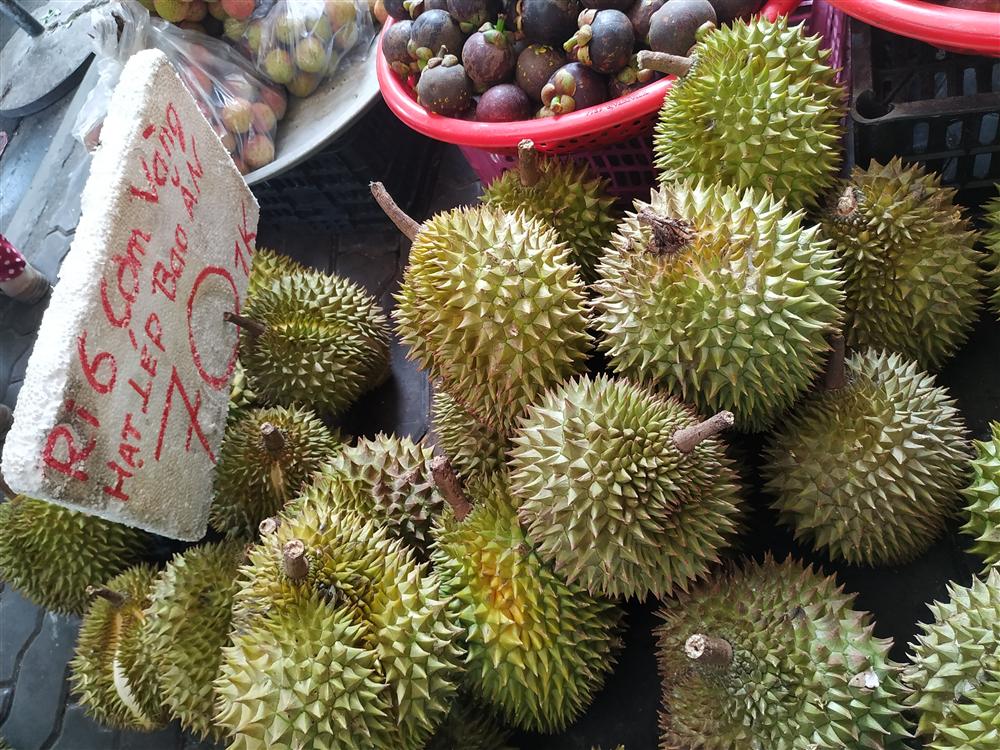 Sầu riêng ở Sài Gòn chẳng cần giải cứu mà nhiều nơi vẫn bán giá siêu mềm-7