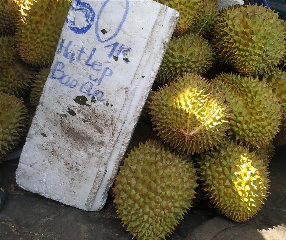 Sầu riêng ở Sài Gòn chẳng cần giải cứu mà nhiều nơi vẫn bán giá siêu mềm-9