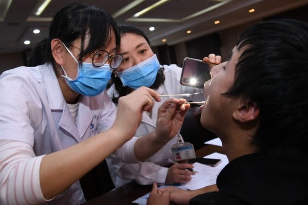 Đi nhổ răng sâu, bé gái bị tắc đường thở sau khi... răng biến mất?-3