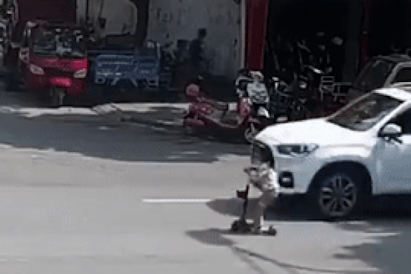 Bé gái chơi ván trượt trên đường bị ôtô va quệt