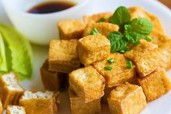 Mẹ đảm biết mẹo này đảm bảo đậu rán vàng giòn, không bị dính chảo