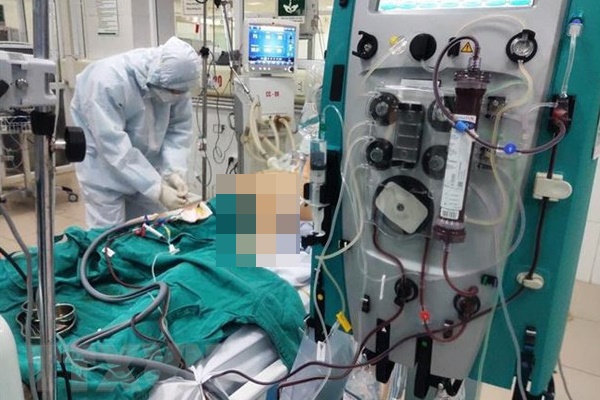 Nam phi công người Anh phụ thuộc gần hoàn toàn vào hệ thống ECMO, nhiễm trùng phổi chưa khống chế-2
