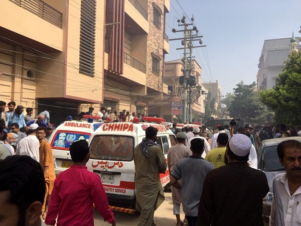 Máy bay chở hơn 100 người rơi ở Pakistan, không ai sống sót-1