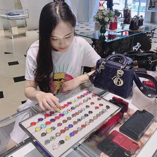 Vừa tiết lộ doanh thu 1 tháng gần 2 tỷ, bà bầu 9X Quỳnh Anh - vợ cầu thủ Duy Mạnh đã mạnh tay sắm cả núi đồ hiệu, ước tính giá trị không dưới trăm triệu-6